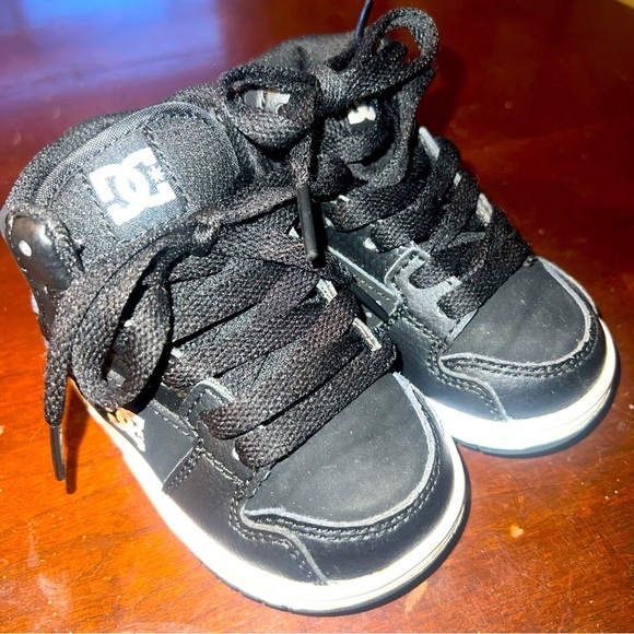 Boys DC SHOES black high top sneakers Size 5 - Picture 1 of 11